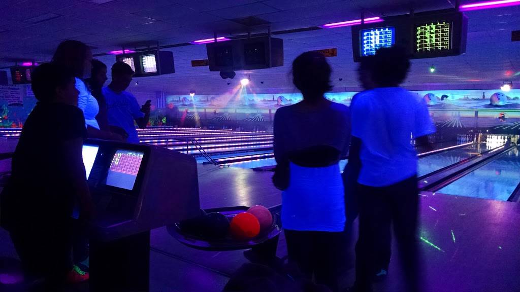 Pence Lake Erie Lanes | restaurant | 4523 Liberty Ave, Vermilion, OH 44089, USA | 4409675260 OR +1 440-967-5260