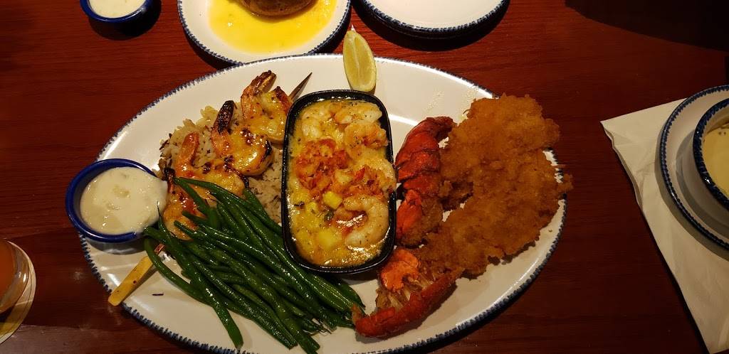 Red Lobster | restaurant | Co Shopping Center, 2555 E Market St, York, PA 17402, USA | 7177576624 OR +1 717-757-6624