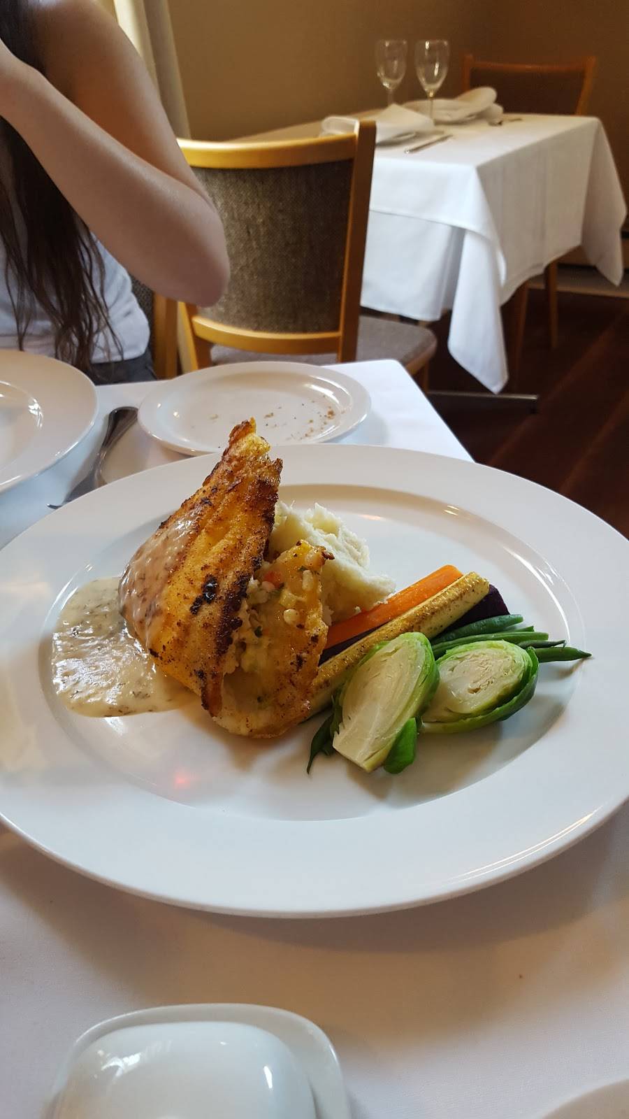 Chelsea | restaurant | 7 John St S, Mississauga, ON L5H 2E3, Canada | 9052714290 OR +1 905-271-4290