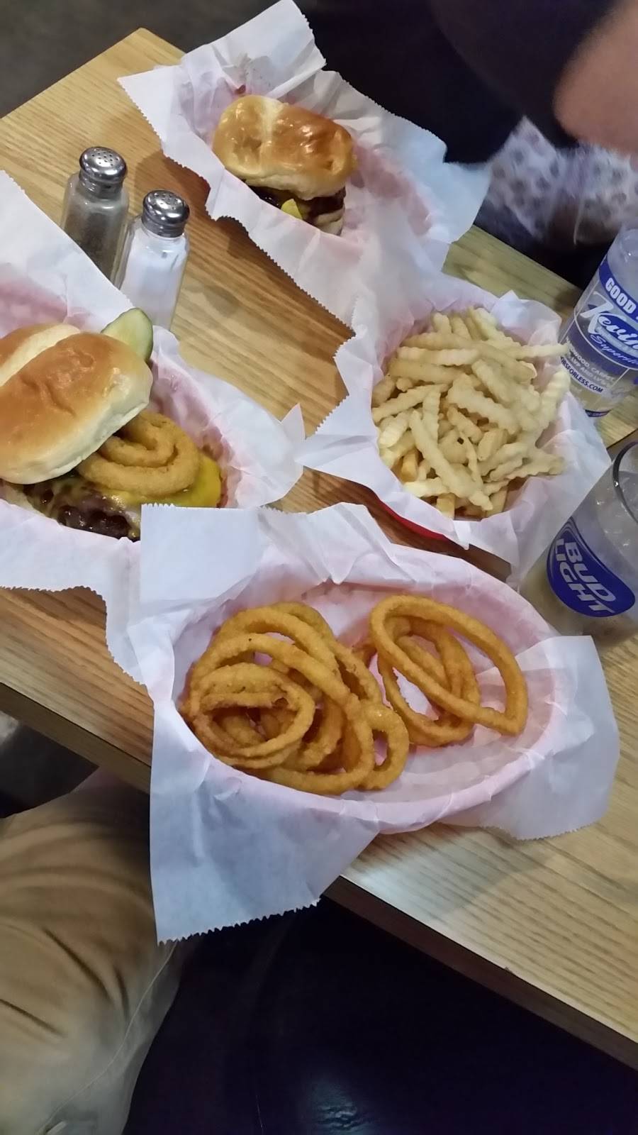 Friendly Inn | restaurant | 1335 17th St, Monroe, WI 53566, USA | 6083259983 OR +1 608-325-9983