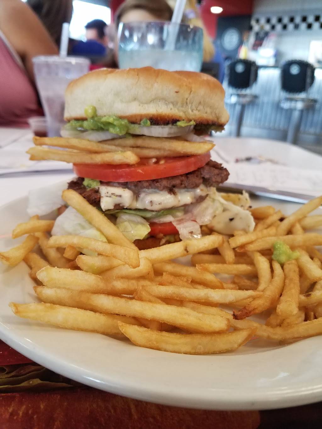 Steak n Shake | restaurant | 3229 N University St, Peoria, IL 61604, USA | 3096828723 OR +1 309-682-8723