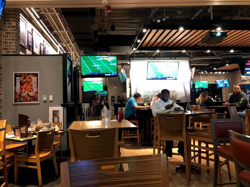 Buffalo Wild Wings | meal takeaway | 225 Tukwila Pkwy, Tukwila, WA 98188, USA | 2062431219 OR +1 206-243-1219