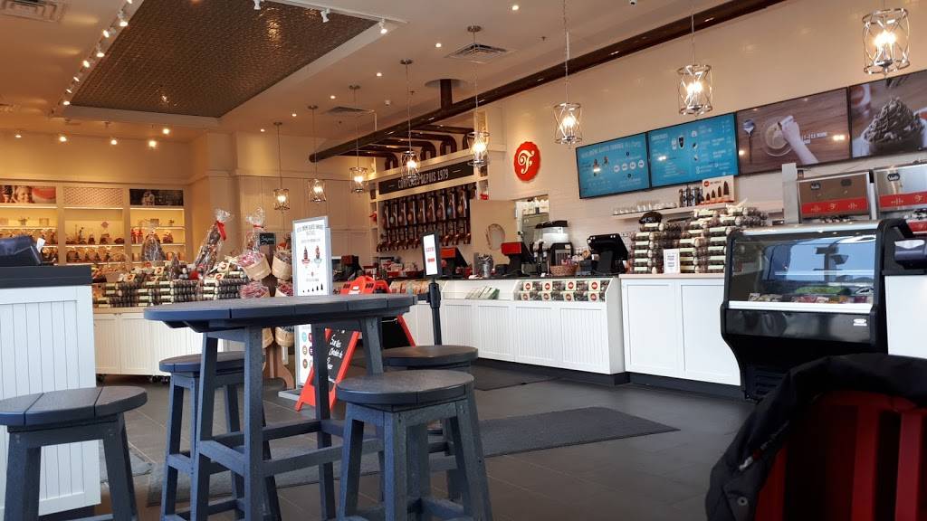 Chocolats Favoris | restaurant | 1437 Boulevard Michèle-Bohec, Blainville, QC J7C 0M4, Canada | 4509871363 OR +1 450-987-1363