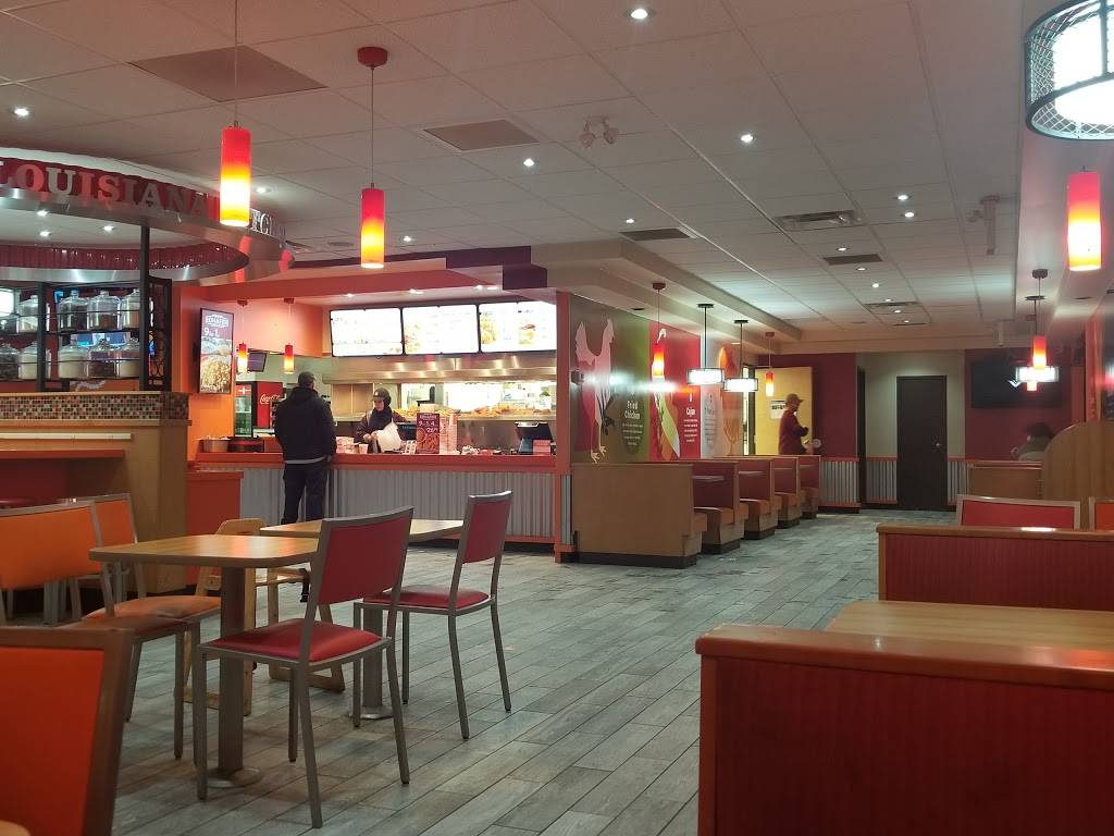 Popeyes | restaurant | 2000 Montreal Rd, Gloucester, ON K1J 6N2, Canada | 6136950333 OR +1 613-695-0333