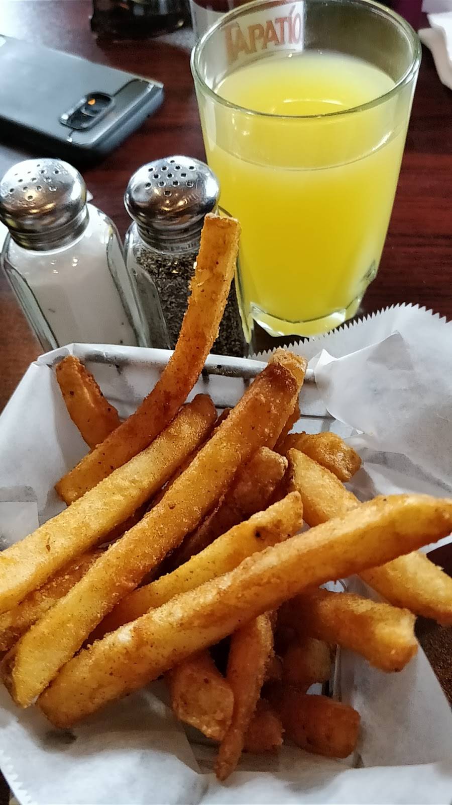 F. OMahonys | restaurant | 3701 N Broadway, Chicago, IL 60613, USA | 7735490226 OR +1 773-549-0226