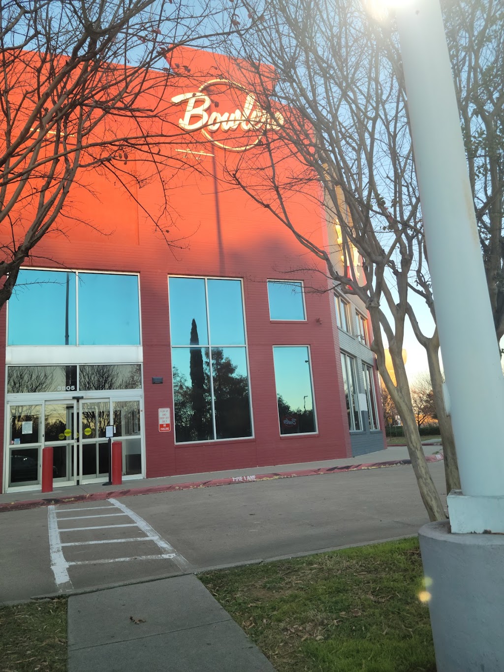 Bowlero Dallas | restaurant | 3805 Belt Line Rd, Addison, TX 75001, USA | 9726207700 OR +1 972-620-7700