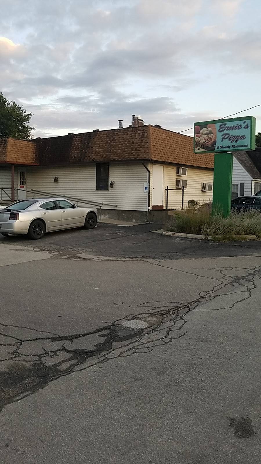 Ernies Pizza | restaurant | 508 S Adams St, Versailles, IN 47042, USA | 8126897480 OR +1 812-689-7480