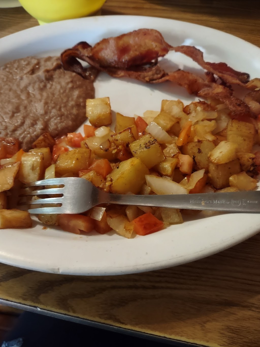 Las Flores Restaurant | restaurant | 1602 E Stewart St, Laredo, TX 78043, USA | 9565683437 OR +1 956-568-3437