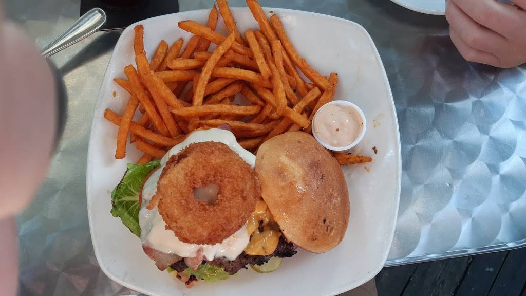 Oasis Bar & Grill | restaurant | 31 King St E, Cobourg, ON K9A 2M3, Canada | 9053726634 OR +1 905-372-6634