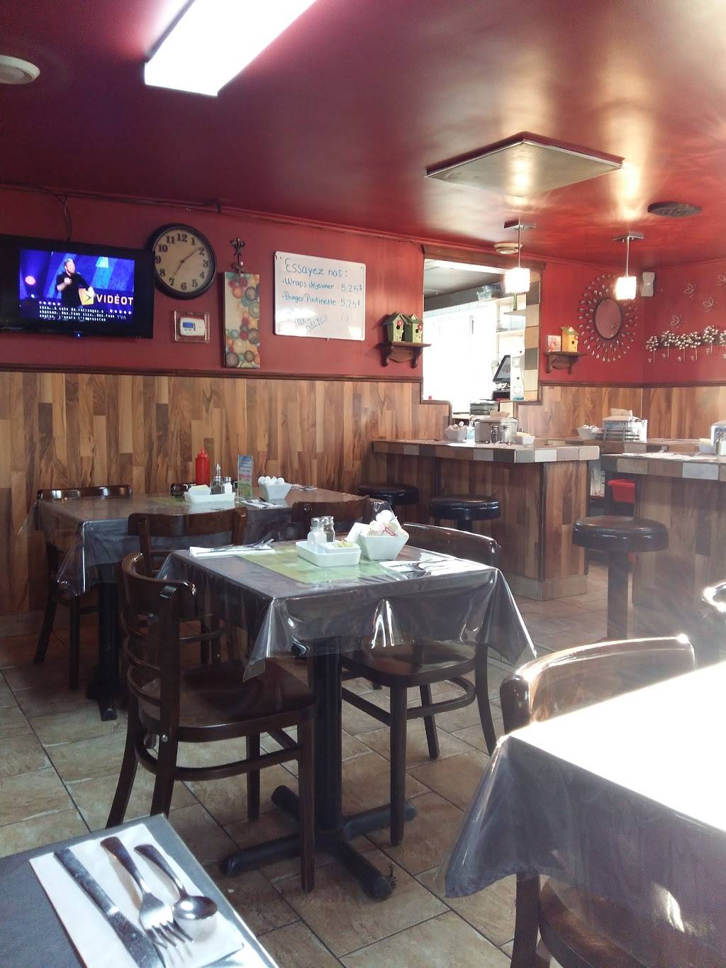 Restaurant La Poutinette | restaurant | 770 Rue Principale, Wickham, QC J0C 1S0, Canada | 8193985292 OR +1 819-398-5292