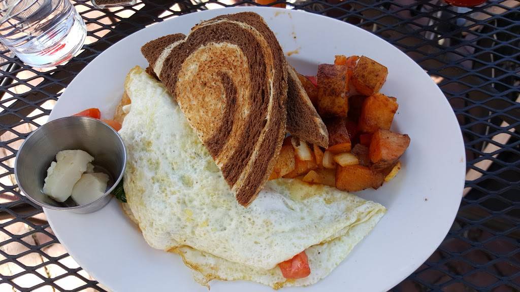 Common Ground Bar & Grill | restaurant | 319 Broadway, Arlington, MA 02474, USA | 7817280060 OR +1 781-728-0060