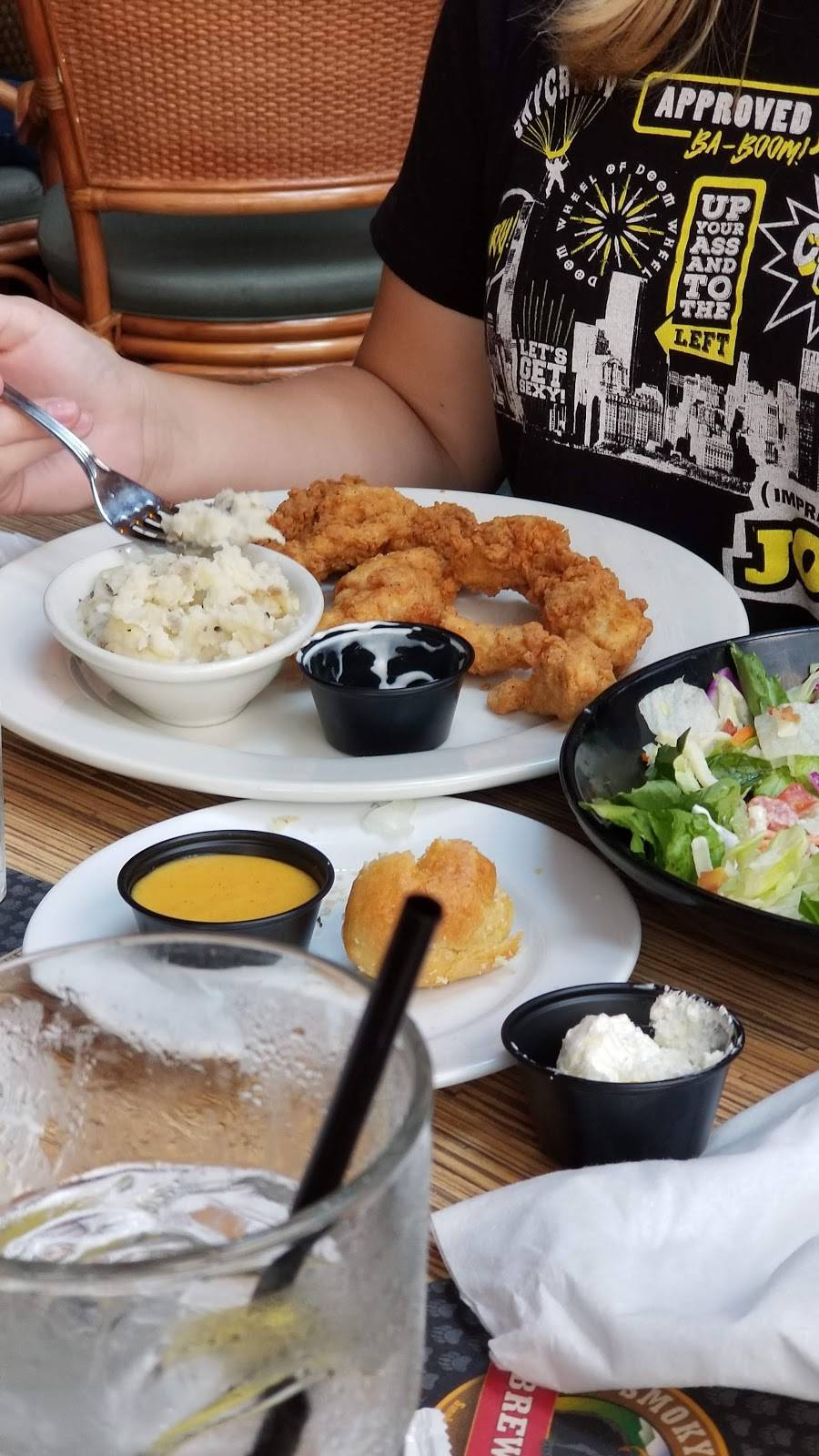 Calhouns On The River | restaurant | 400 Neyland Dr, Knoxville, TN 37902, USA | 8656733355 OR +1 865-673-3355