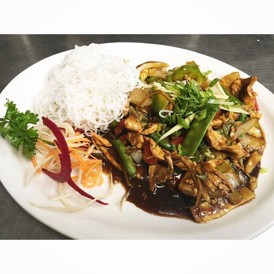 Chez Linh | restaurant | 900 Rue King Ouest, Sherbrooke, QC J1H 1S2, Canada | 8195657071 OR +1 819-565-7071