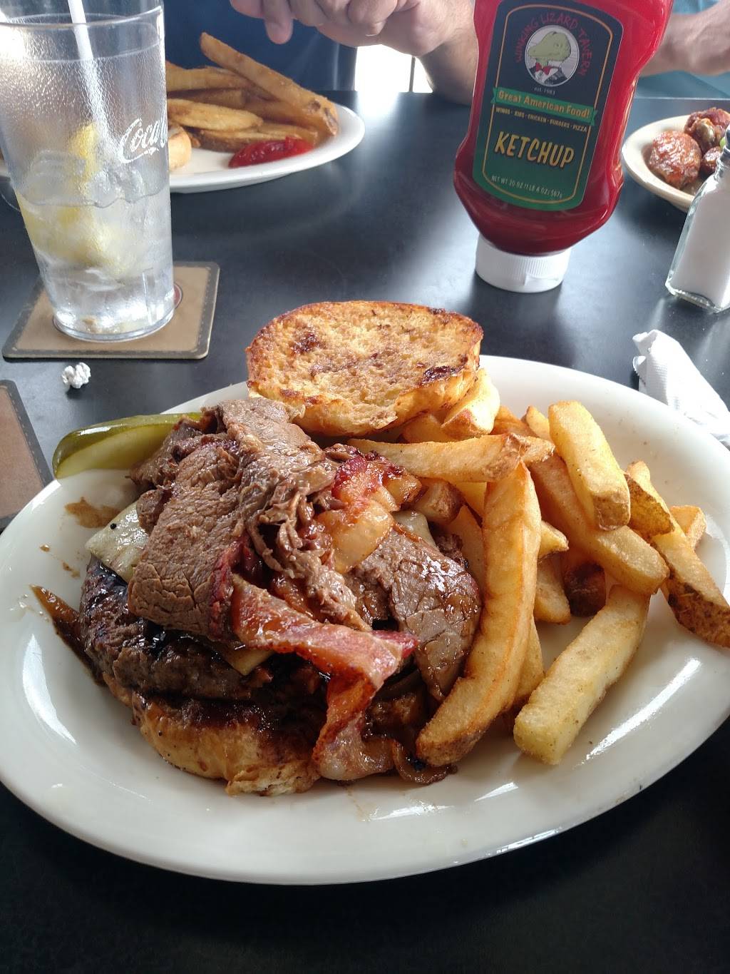 Winking Lizard Tavern | restaurant | 6111 Quarry Ln, Independence, OH 44131, USA | 2165242226 OR +1 216-524-2226