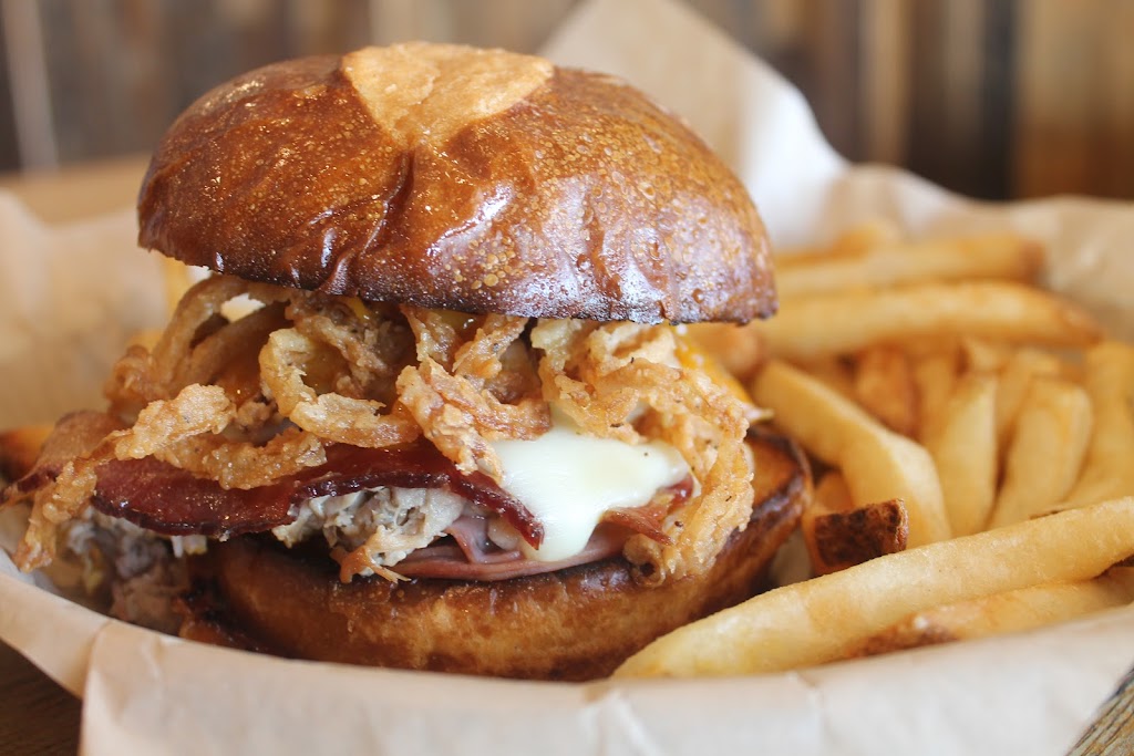 Crooked Pint Ale House | restaurant | 6151 N 99th Ave, Glendale, AZ 85305, USA | 6026035810 OR +1 602-603-5810