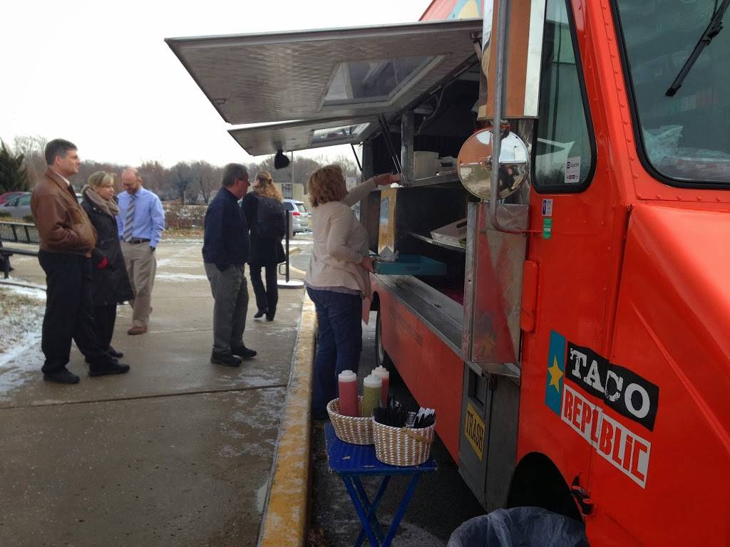 Taco Republic Truck | restaurant | 500 County Line Rd, Kansas City, KS 66103, USA | 9133138999 OR +1 913-313-8999