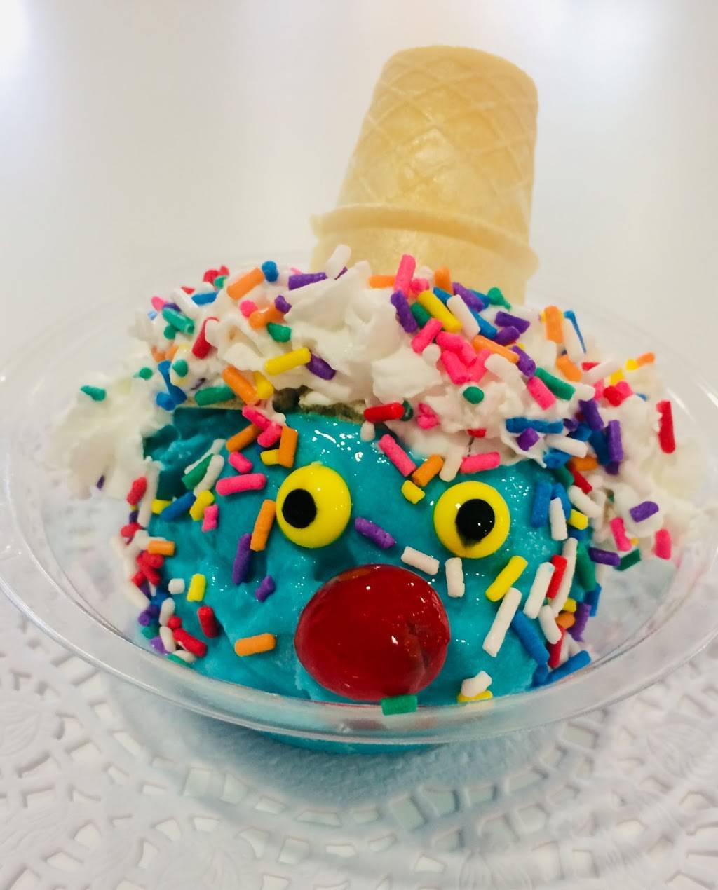 Shakers Ice Cream Parlor | restaurant | 6685 Main St, Caseville, MI 48725, USA | 9894602631 OR +1 989-460-2631