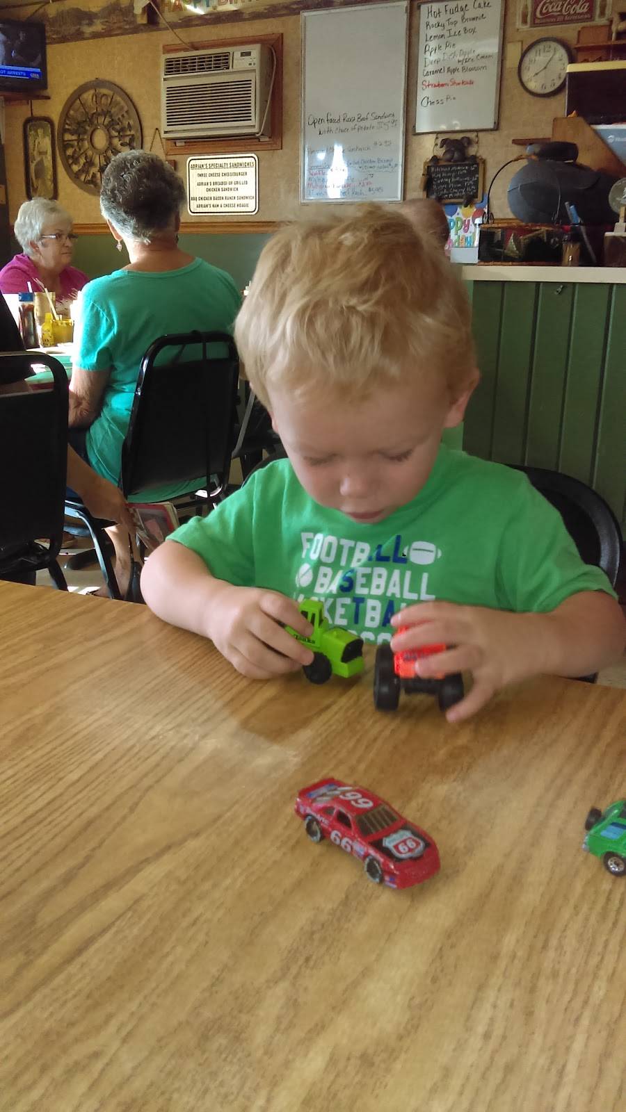 Adrians Diner | restaurant | 5443 Broad St N, Trezevant, TN 38258, USA | 7316693966 OR +1 731-669-3966