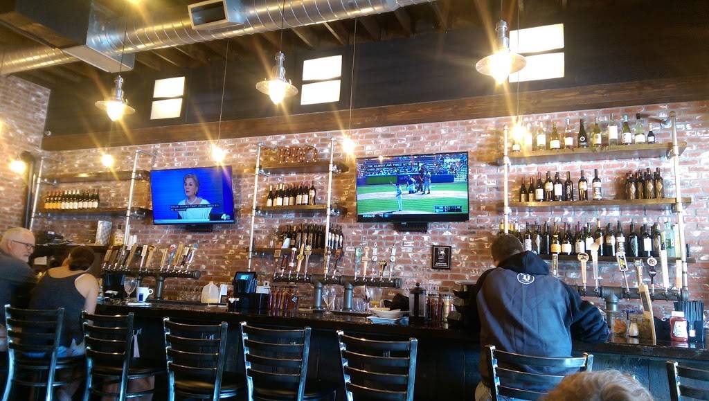 Smokehouse on Main | restaurant | 24255 Main St, Santa Clarita, CA 91321, USA | 6618884585 OR +1 661-888-4585