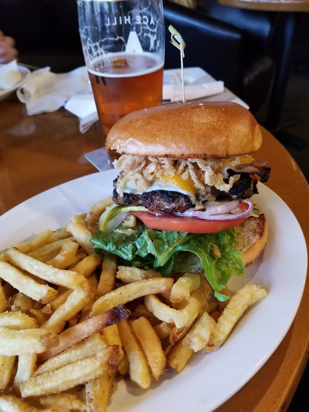 Pluckers | restaurant | 1010 Downsview Dr, Burlington, ON L7T 4H8, Canada | 2893379454 OR +1 289-337-9454