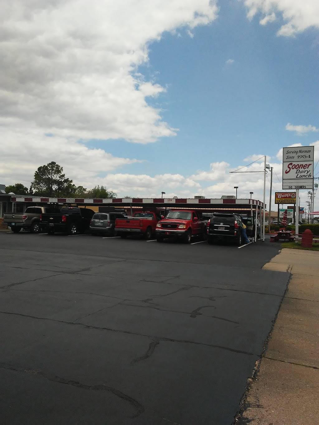 Sooner Dairy Lunch | restaurant | 1820 W Main St, Norman, OK 73069, USA | 4053218526 OR +1 405-321-8526