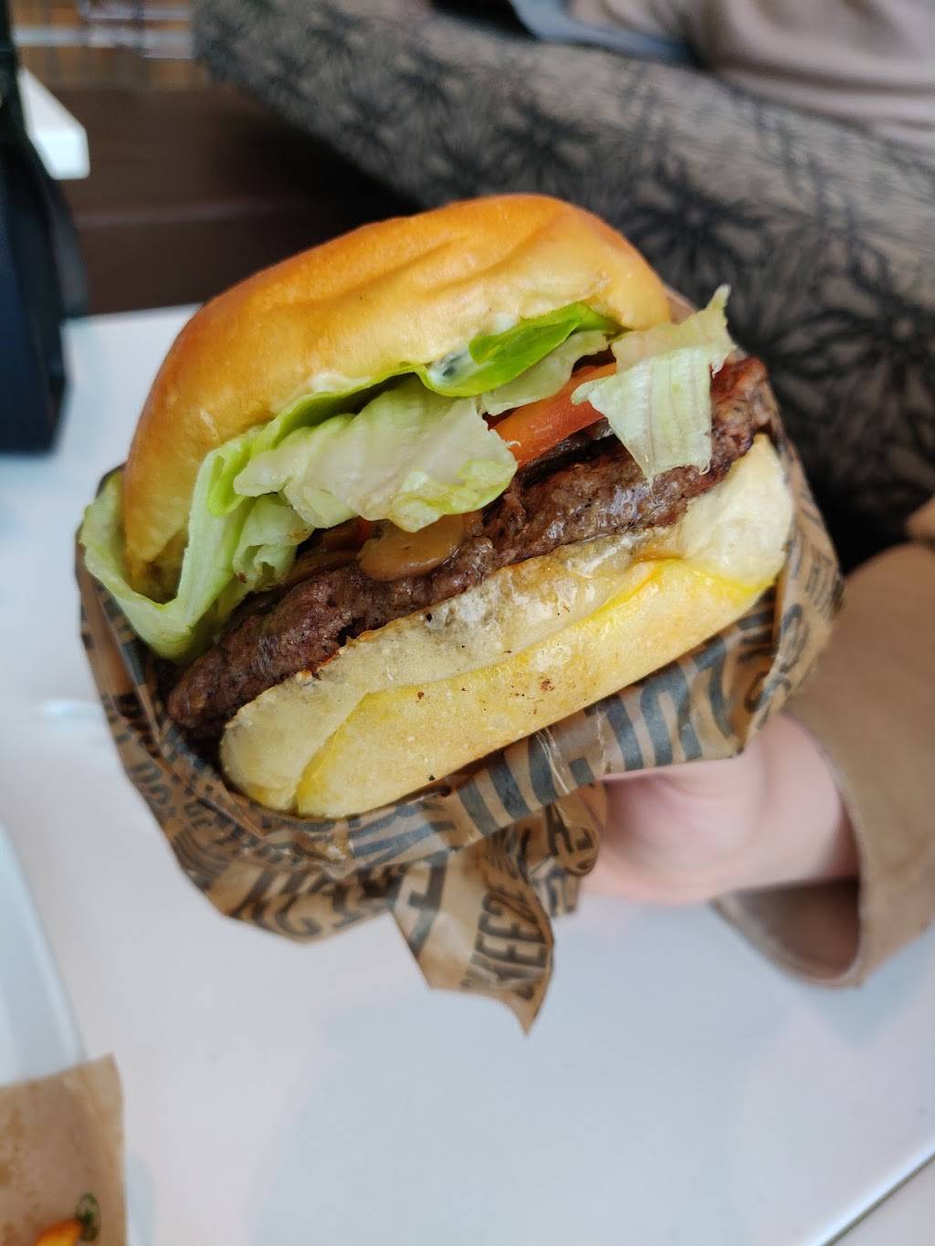 Big Smoke Burger | restaurant | Sherway Gardens Mall, 25 The West Mall, Etobicoke, ON M9C 1B8, Canada | 4166214848 OR +1 416-621-4848