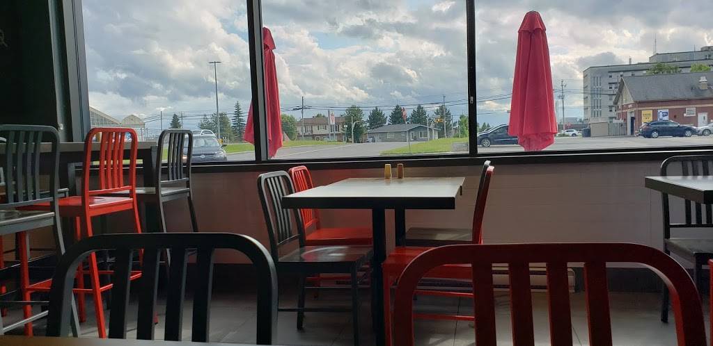 St-Hubert Express | restaurant | Rue Laval, Lac-Mégantic, QC G6B 1A4, Canada | 8195836767 OR +1 819-583-6767