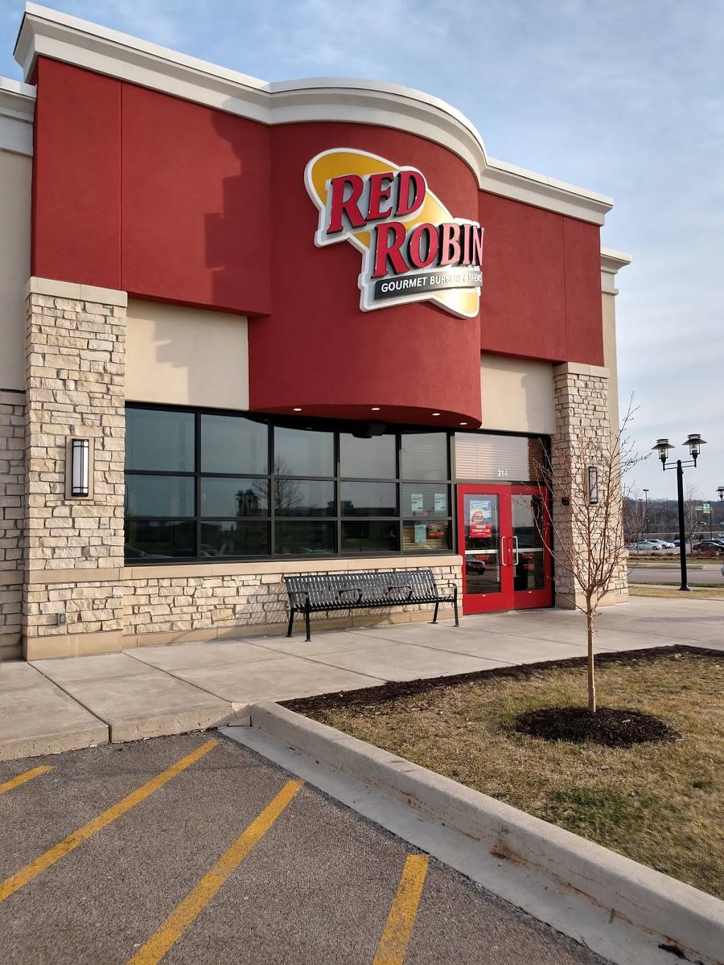Red Robin Gourmet Burgers and Brews | restaurant | 314 West Washington Street, East Peoria, IL 61611, USA | 3096942144 OR +1 309-694-2144