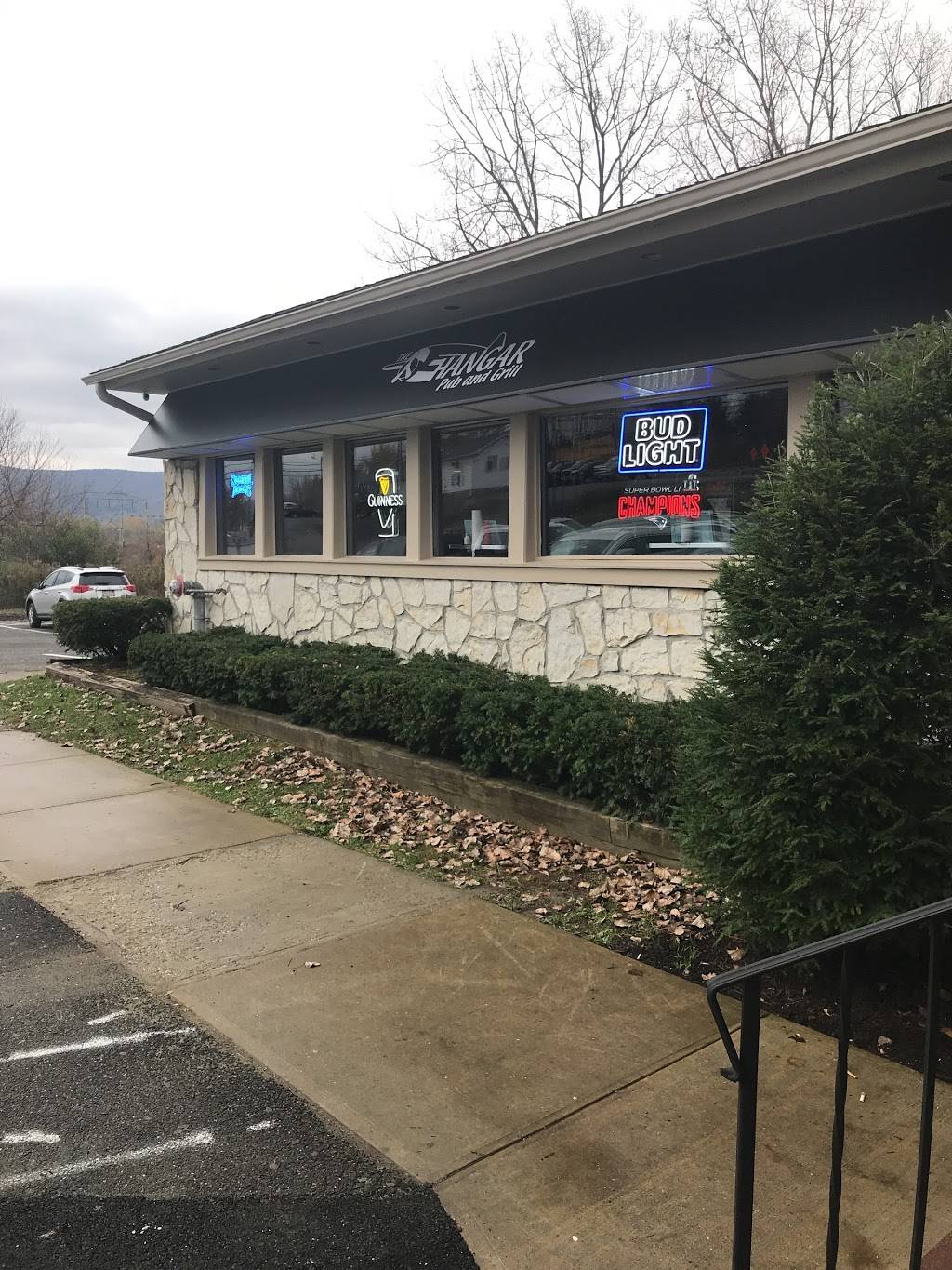 Hangar Pub and Grill | restaurant | 1350 East St, Pittsfield, MA 01201, USA | 4134969464 OR +1 413-496-9464