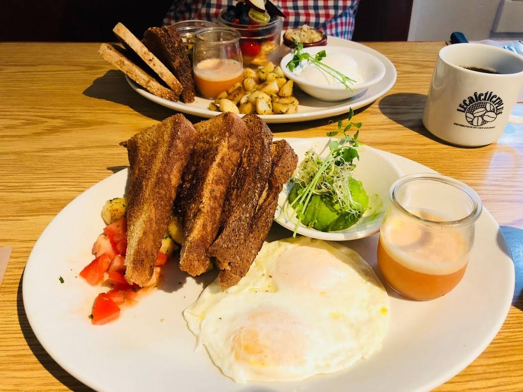 Charlotte café | restaurant | 958 Rue Labelle, Mont-Tremblant, QC J8E 2W5, Canada | 8194296635 OR +1 819-429-6635