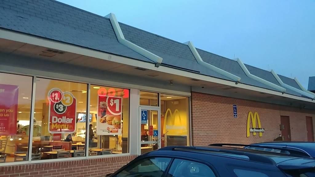 McDonalds | cafe | 649 N Main St, Providence, RI 02904, USA | 4012749341 OR +1 401-274-9341