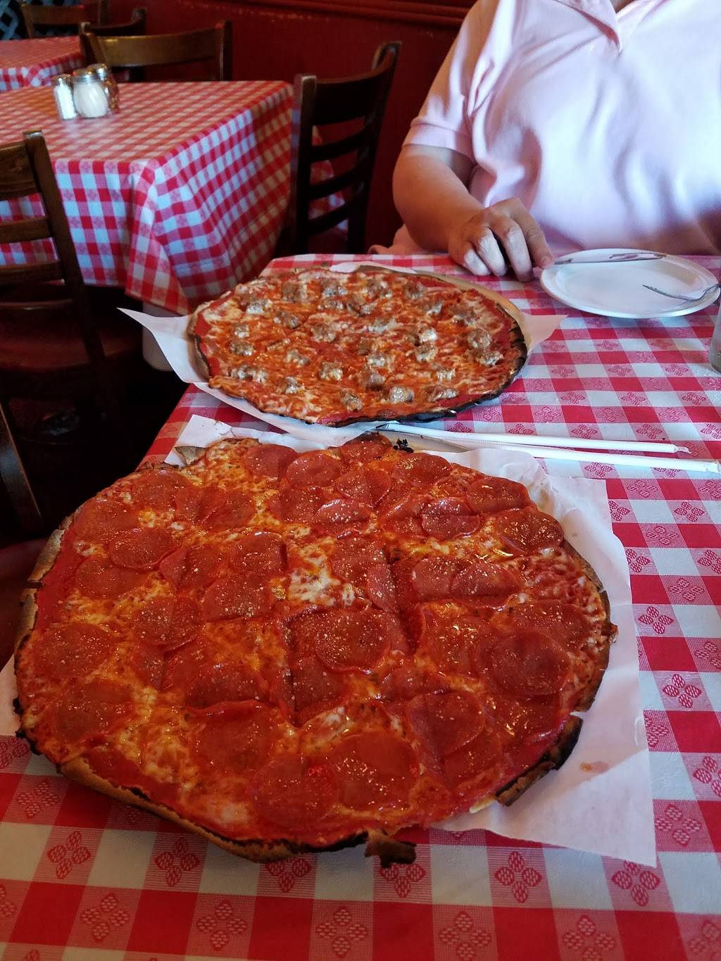 Zaffiros Pizza & Bar | restaurant | 1724 N Farwell Ave, Milwaukee, WI 53202, USA | 4142898776 OR +1 414-289-8776