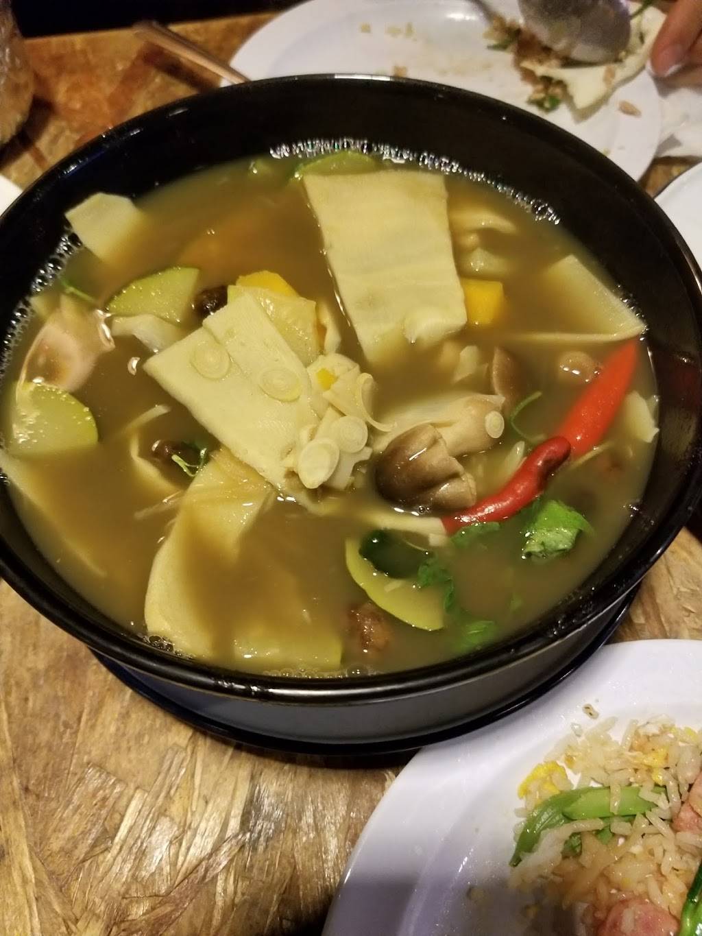 Isaan Classic | restaurant | 2701 Sunset Blvd, Los Angeles, CA 90026, USA | 2134832105 OR +1 213-483-2105