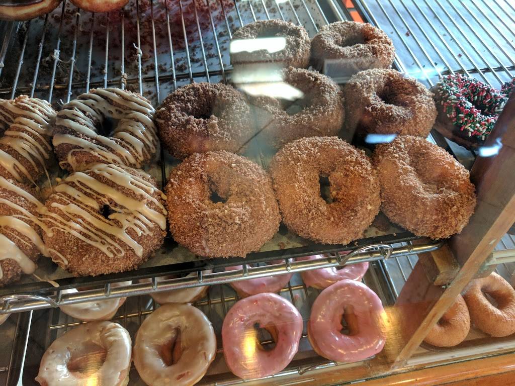 Donut Hut Cafe | bakery | 5816 S Lowell Blvd, Littleton, CO 80123, USA | 3037986296 OR +1 303-798-6296