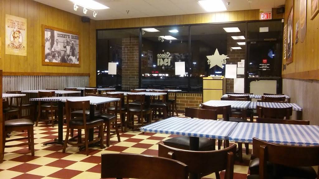 Dickeys Barbecue Pit | restaurant | 206 Danada Square W, Wheaton, IL 60189, USA | 6305909518 OR +1 630-590-9518