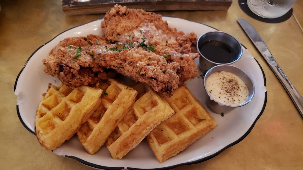 Moonshine Grill | restaurant | 303 Red River St, Austin, TX 78701, USA | 5122369599 OR +1 512-236-9599