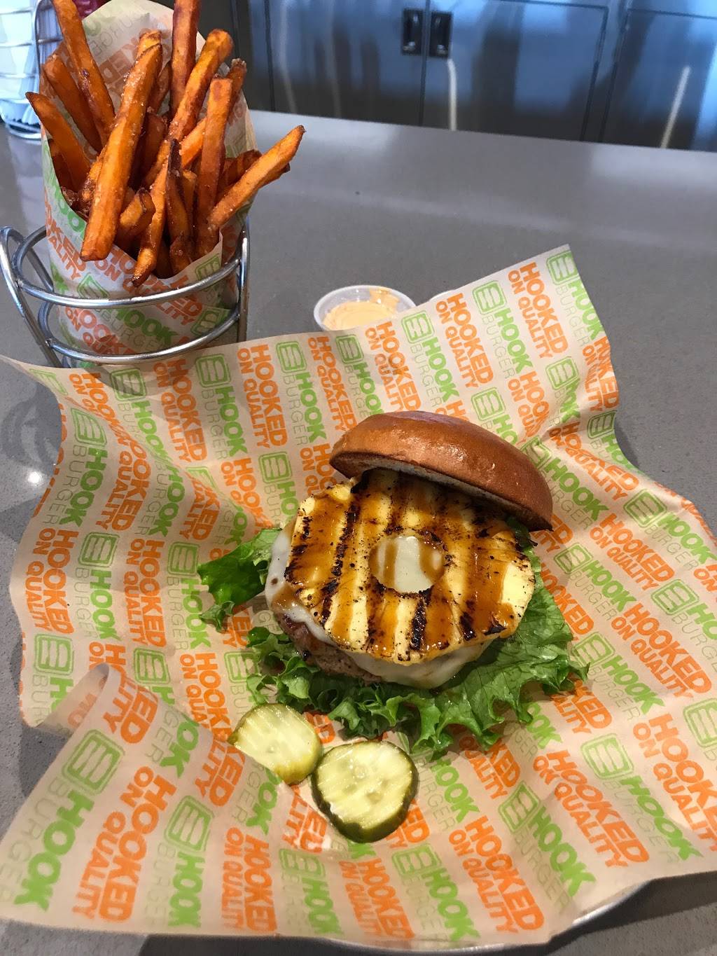 Hook Burger | restaurant | 24369 Magic Mountain Pkwy, Santa Clarita, CA 91355, USA | 6612532000 OR +1 661-253-2000