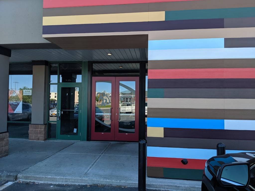 Red Robin Gourmet Burgers and Brews | restaurant | 21220 Pioneer Plaza Dr, Watertown, NY 13601, USA | 3155237320 OR +1 315-523-7320