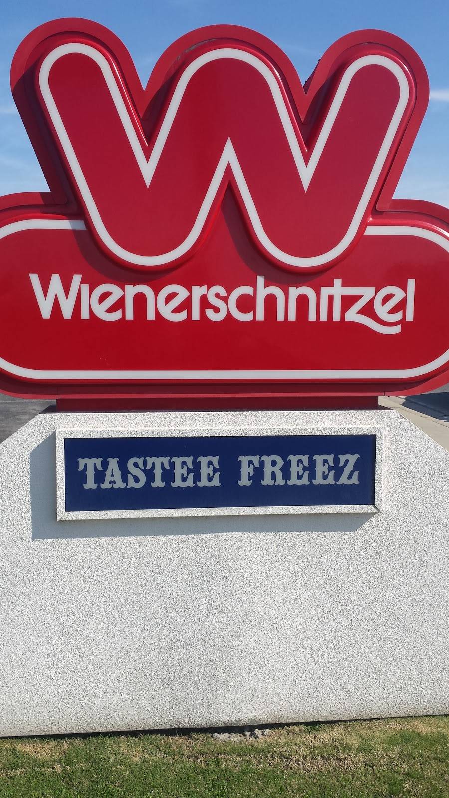 Wienerschnitzel | restaurant | 4044 Ming Ave, Bakersfield, CA 93309, USA | 6613975351 OR +1 661-397-5351
