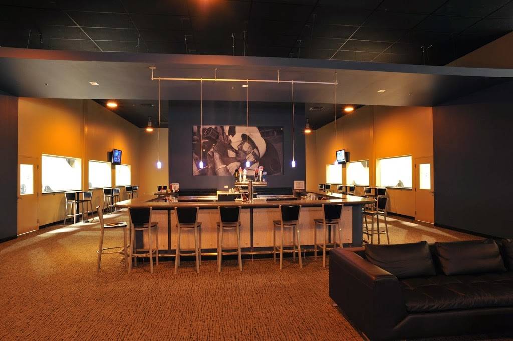 Paddock Lounge | restaurant | 2381 Army Trail Rd, Addison, IL 60101, USA | 6304333700 OR +1 630-433-3700