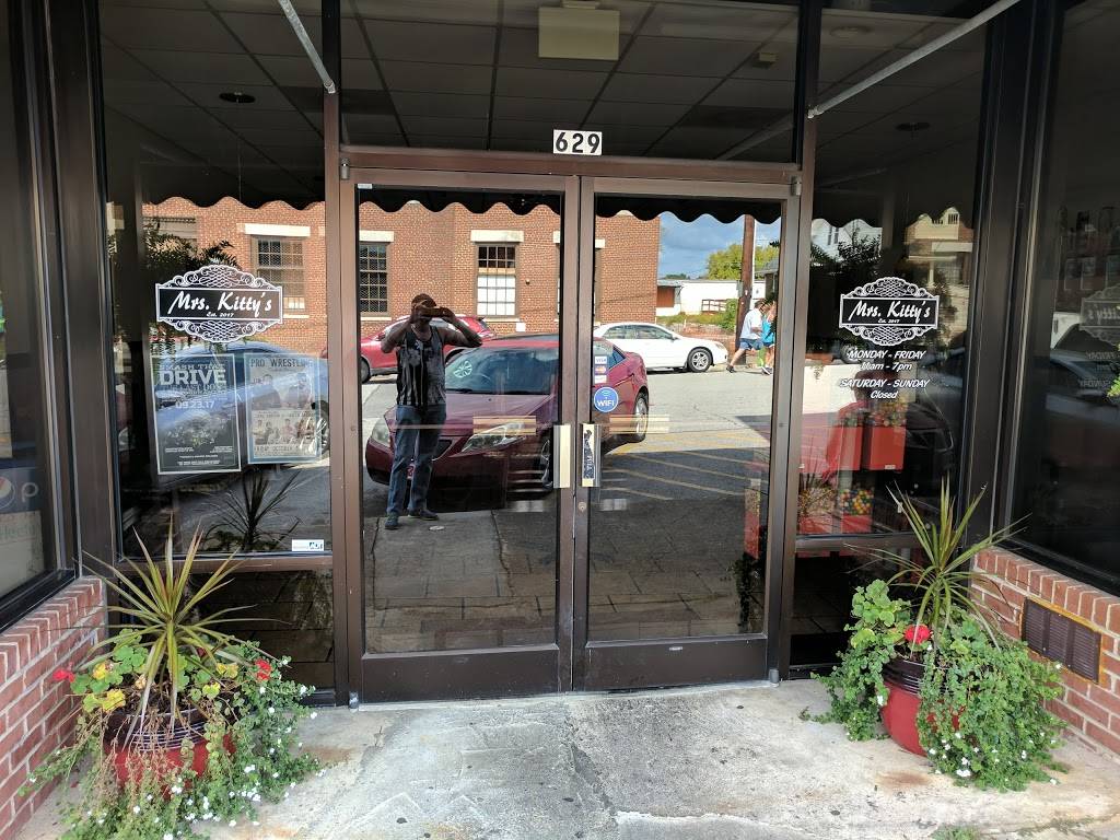 Mrs. Kittys | restaurant | 203 E Meadow Rd, Eden, NC 27288, USA | 3366271000 OR +1 336-627-1000