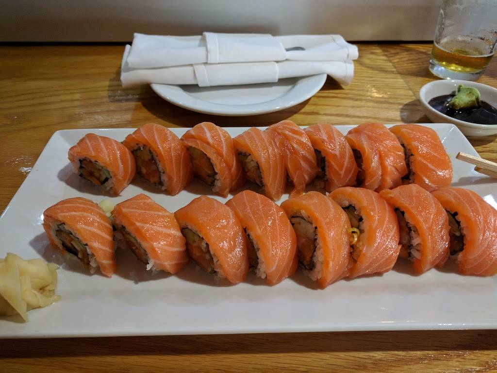 Golden Rolls | restaurant | 790 S Eastwood Dr, Woodstock, IL 60098, USA | 8153085099 OR +1 815-308-5099
