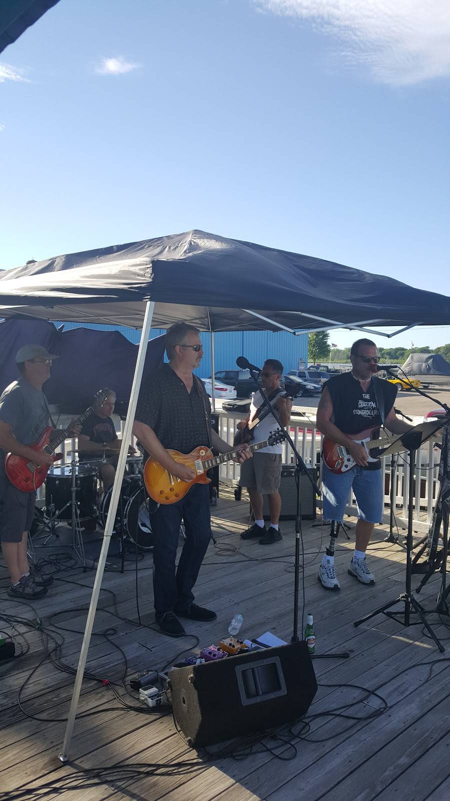 Hidden Point Bar & Grill | restaurant | 112 Lakeview Ave, Fox Lake, IL 60020, USA | 8475873212 OR +1 847-587-3212