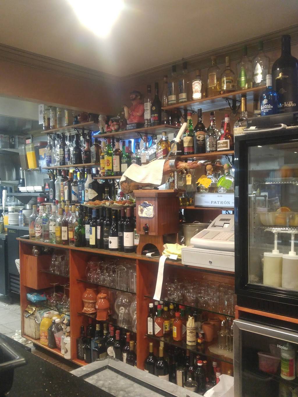 FaxChix Restaurant | restaurant | 868 Horseblock Road, Farmingville, NY 11738, USA | 6317364600 OR +1 631-736-4600