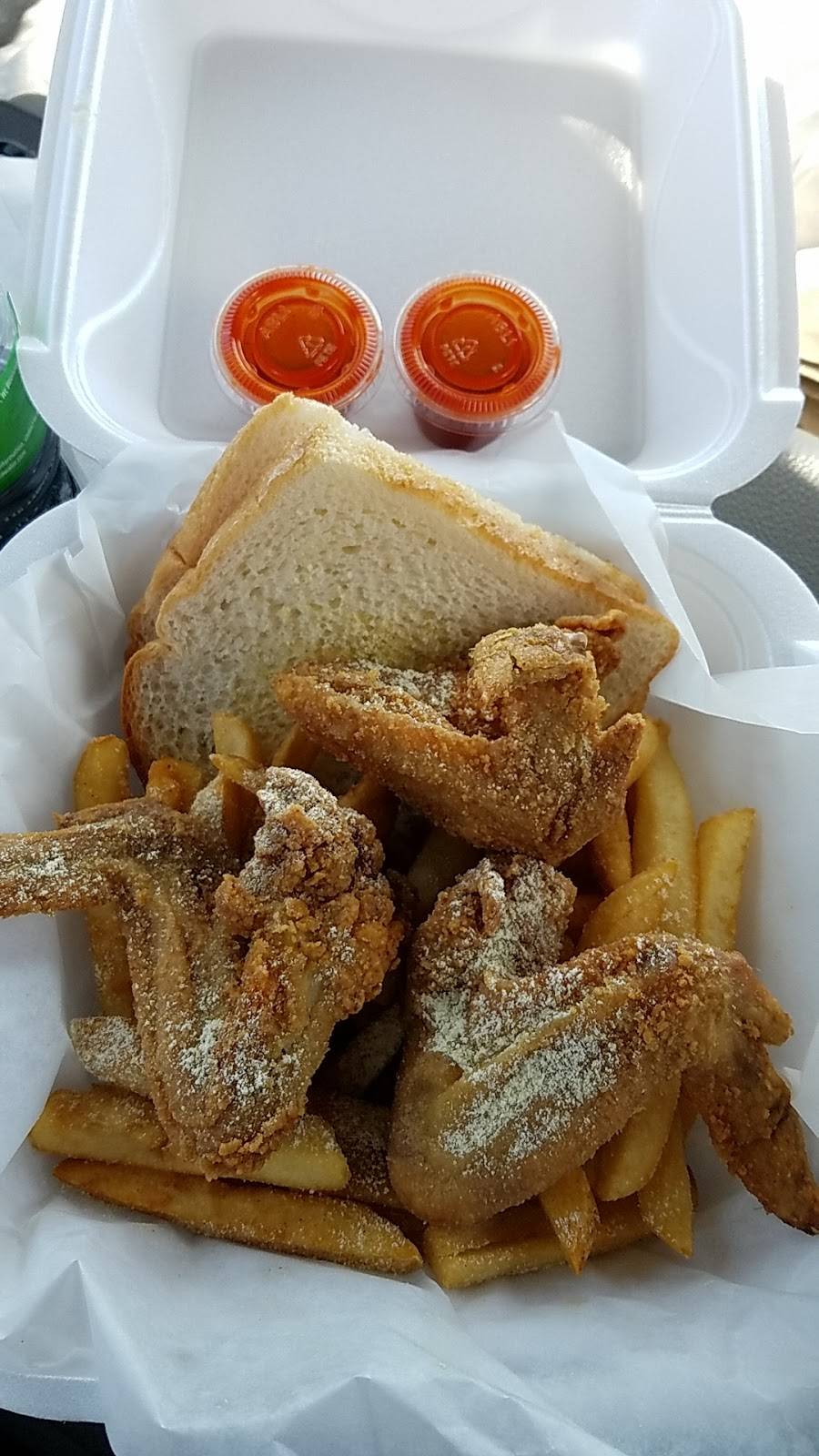 Chick N Chips | restaurant | 954 Rice St, St Paul, MN 55117, USA | 6514885858 OR +1 651-488-5858