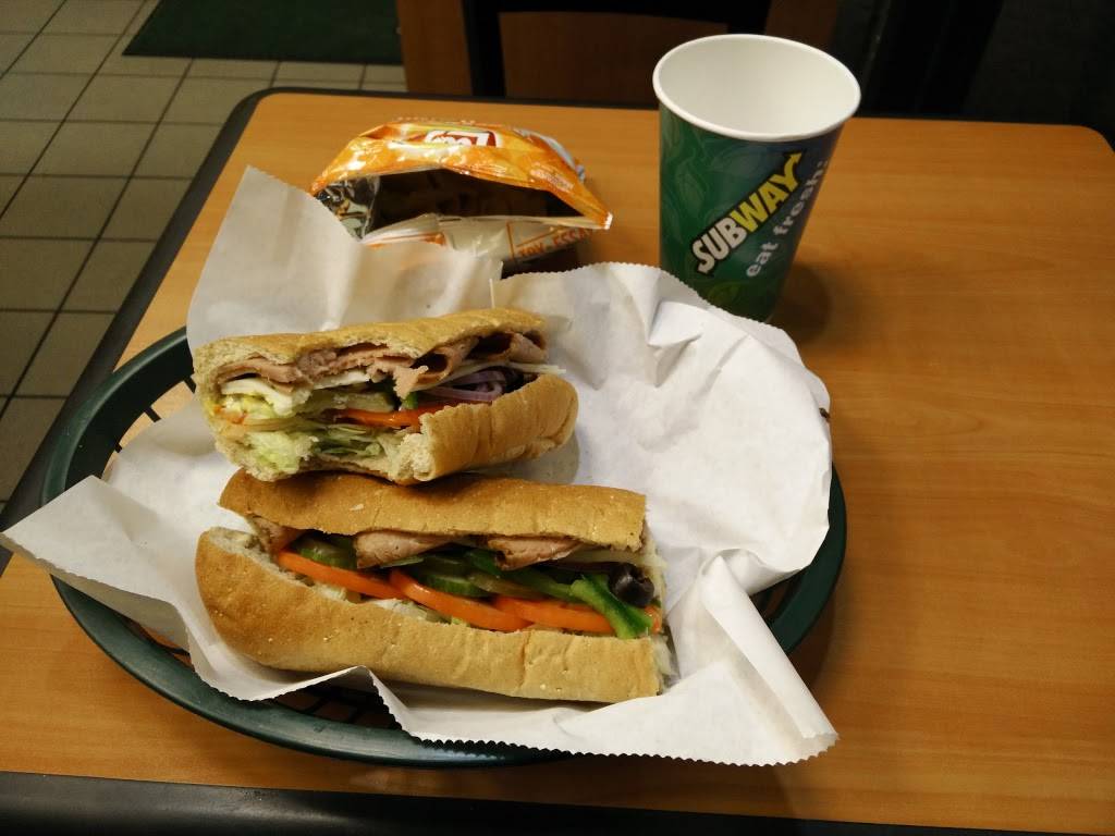 Subway | meal takeaway | 10520 Yonge St #38a, Richmond Hill, ON L4C 3C5, Canada | 9057372999 OR +1 905-737-2999