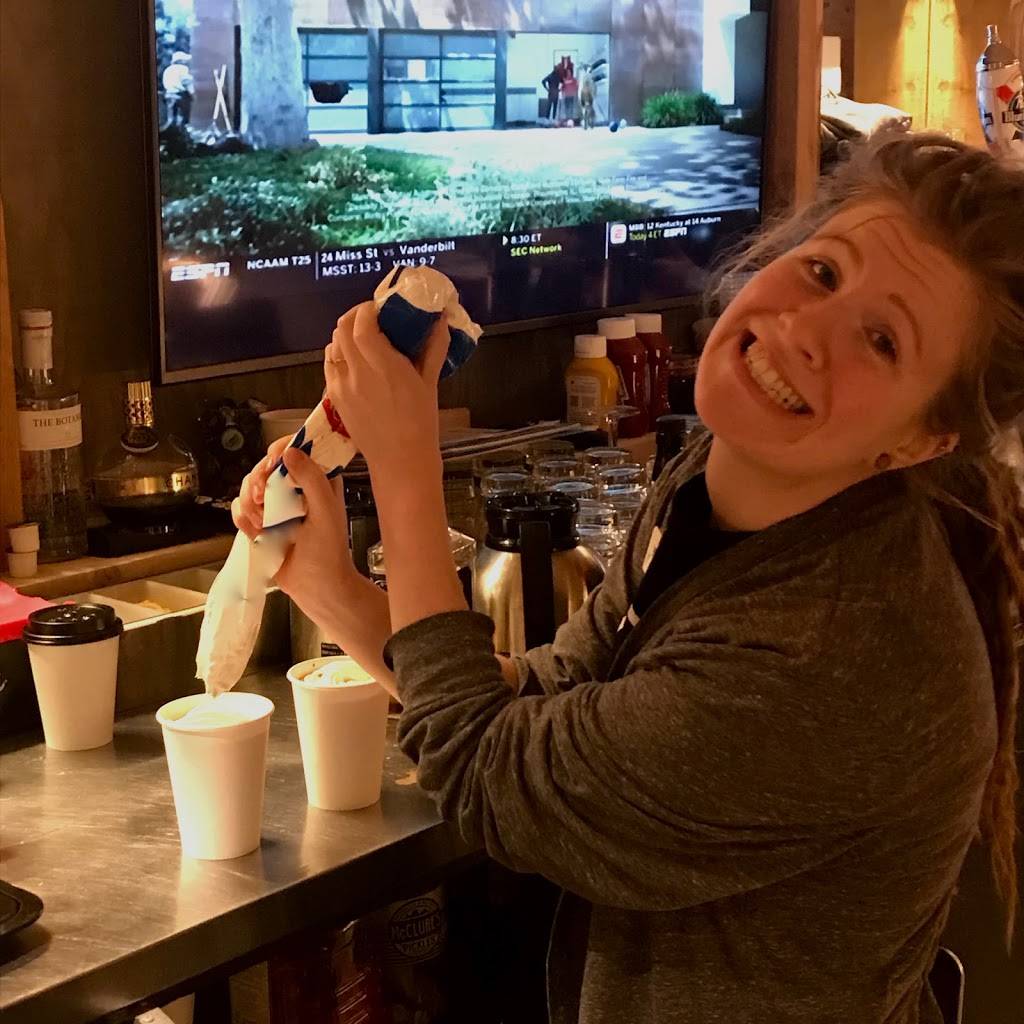 Whiskers Bar and Grill | restaurant | 1 Woodridge Rd, Glen Arbor, MI 49636, USA | 2313345215 OR +1 231-334-5215