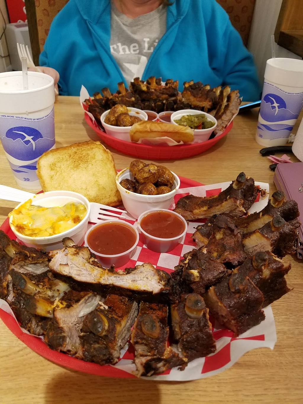 Rips Family BBQ | restaurant | 302 W 5th St, Connersville, IN 47331, USA | 7652221103 OR +1 765-222-1103