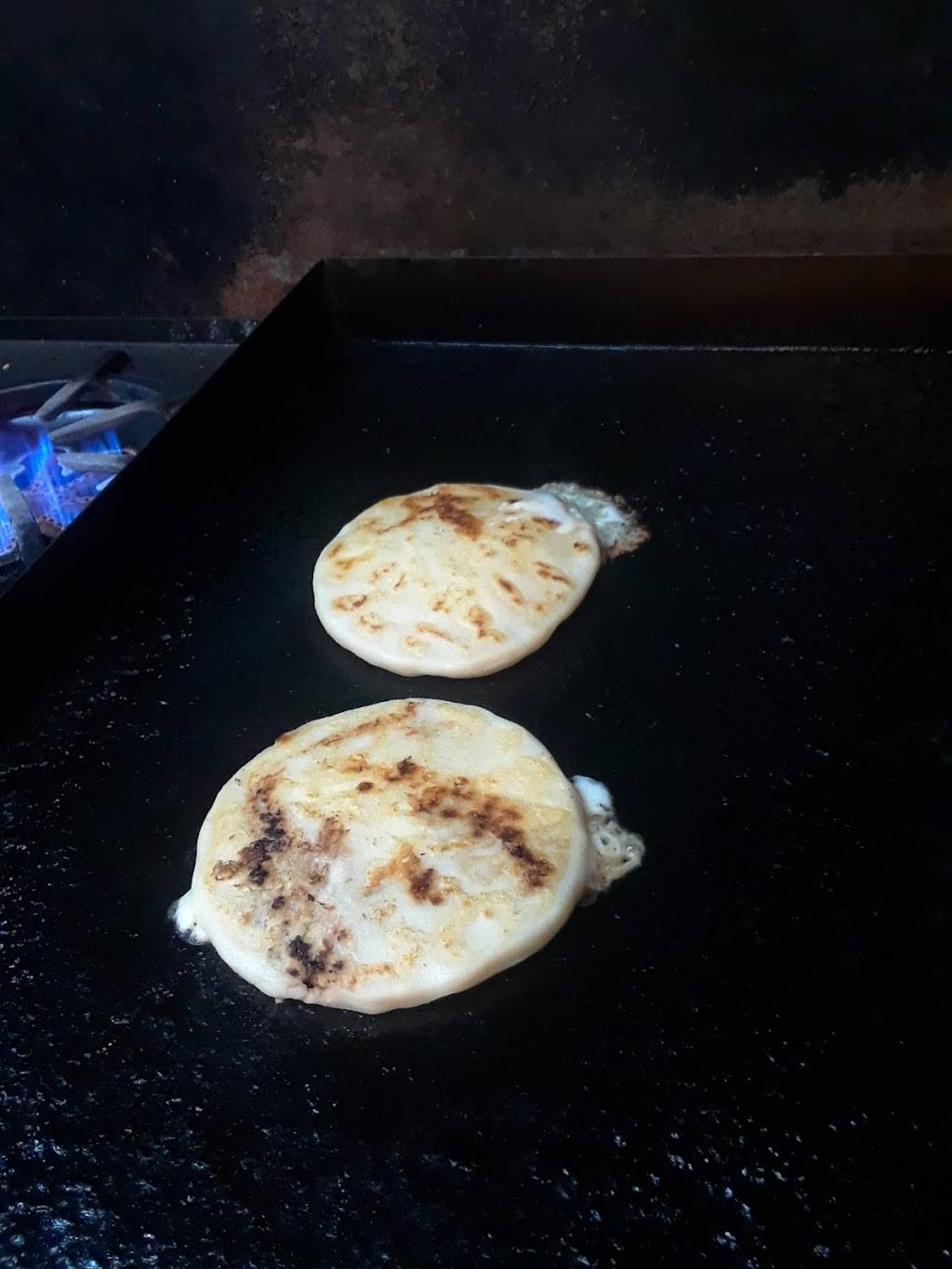 Pupuseria Y Bar El Emperador | restaurant | 10229 Harry Hines Blvd, Dallas, TX 75220, USA | 2148597942 OR +1 214-859-7942