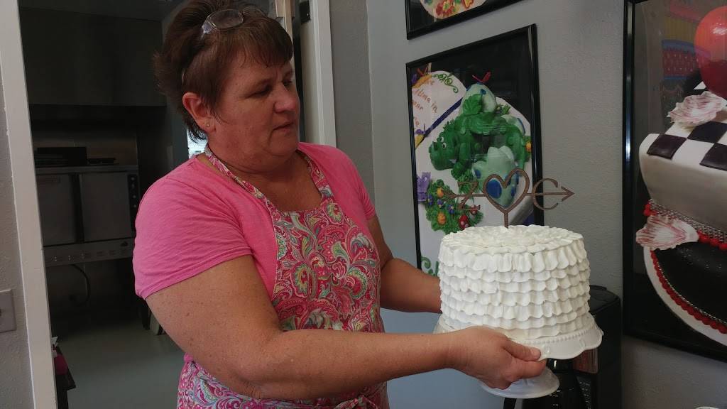 Sweet Swirls Cakes and Confections | restaurant | 711 4th St, Corning, CA 96021, USA | 5305925232 OR +1 530-592-5232